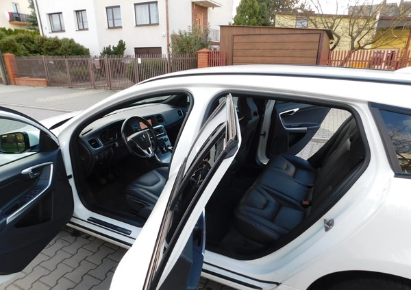 Volvo V60 cena 53333 przebieg: 196000, rok produkcji 2018 z Kowalewo Pomorskie małe 326